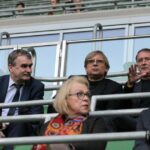 31.03.2017 Prezydent Kielc Wojciech Lubawski podpisał z Dieterem Burdenskim warunkową umowę dotyczącą sprzedaży 72% akcji spółki Korona SA. / Krzysztof Bujnowicz / Radio Kielce