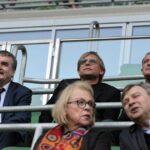 31.03.2017 Prezydent Kielc Wojciech Lubawski podpisał z Dieterem Burdenskim warunkową umowę dotyczącą sprzedaży 72% akcji spółki Korona SA. / Krzysztof Bujnowicz / Radio Kielce