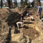 29.03.2017 Końskie. Prace ekshumacyjne na skwerze przy kościele farnym / Ryszard Koziej / Radio Kielce