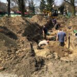 29.03.2017 Końskie. Prace ekshumacyjne na skwerze przy kościele farnym / Ryszard Koziej / Radio Kielce