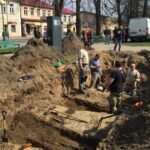 29.03.2017 Końskie. Prace ekshumacyjne na skwerze przy kościele farnym / Ryszard Koziej / Radio Kielce