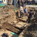 29.03.2017 Końskie. Prace ekshumacyjne na skwerze przy kościele farnym / Ryszard Koziej / Radio Kielce