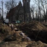 29.03.2017 Końskie. Prace ekshumacyjne na skwerze przy kościele farnym / Ryszard Koziej / Radio Kielce
