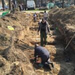 29.03.2017 Końskie. Prace ekshumacyjne na skwerze przy kościele farnym / Ryszard Koziej / Radio Kielce