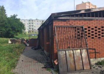 Spalona altana śmietnikowa na osiedlu Czarnów (3 czerwca 2016 r.) / Robert Felczak / Radio Kielce