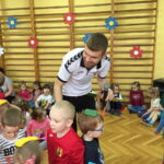 22.03.2017 Kielce. Piłkarze Korony odwiedzili w środę Przedszkole Samorządowe nr 25 w Kielcach. / Rafał Szymczyk / Radio Kielce