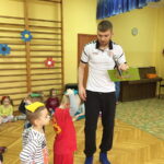 22.03.2017 Kielce. Piłkarze Korony odwiedzili w środę Przedszkole Samorządowe nr 25 w Kielcach. / Rafał Szymczyk / Radio Kielce