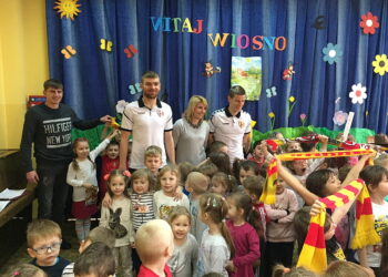 22.03.2017 Kielce. Piłkarze Korony odwiedzili w środę Przedszkole Samorządowe nr 25 w Kielcach. / Rafał Szymczyk / Radio Kielce