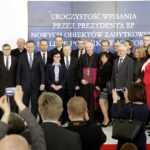 Warszawa. Prezydent RP Andrzej Duda wpisał nowe obiekty na listę Zabytków Historii. Są wśród nich Święty Krzyż oraz zespół opactwa cystersów w Wąchocku (15.03.2017 r.) / Jarosław Kubalski / Radio Kielce