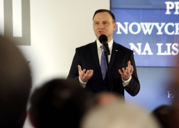 Warszawa. Prezydent RP Andrzej Duda wpisał nowe obiekty na listę Zabytków Historii. Są wśród nich Święty Krzyż oraz zespół opactwa cystersów w Wąchocku (15.03.2017 r.) / Jarosław Kubalski / Radio Kielce