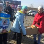 17.03.2017 Sandomierz. Poseł PiS Michał Cieślak oraz uczniowie z Zespołu Szkół w Sadowiu przekazali dary dla schroniska dla bezdomnych psów w Sandomierzu / Grażyna Szlęzak - Wójcik / Radio Kielce