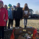 17.03.2017 Sandomierz. Poseł PiS Michał Cieślak oraz uczniowie z Zespołu Szkół w Sadowiu przekazali dary dla schroniska dla bezdomnych psów w Sandomierzu / Grażyna Szlęzak - Wójcik / Radio Kielce