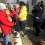 17.03.2017 Sandomierz. Poseł PiS Michał Cieślak oraz uczniowie z Zespołu Szkół w Sadowiu przekazali dary dla schroniska dla bezdomnych psów w Sandomierzu / Grażyna Szlęzak - Wójcik / Radio Kielce