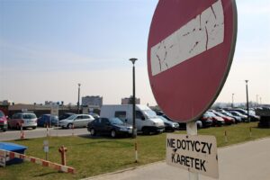 "Interwencja": Komunikacyjny problem Świętokrzyskiego Centrum Onkologii / Grzegorz Jamka - Radio Kielce / Parking przed Świętokrzyskim Centrum Onkologii w Kielcach