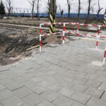 06.03.2017 Kielce. Przystanek PKP Kielce Czarnów. Wybrzuszone płytki chodnikowe. / Jarosław Kubalski / Radio Kielce