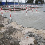 06.03.2017 Kielce. Przystanek PKP Kielce Czarnów. Wybrzuszone płytki chodnikowe. / Jarosław Kubalski / Radio Kielce