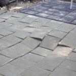 06.03.2017 Kielce. Przystanek PKP Kielce Czarnów. Wybrzuszone płytki chodnikowe. / Jarosław Kubalski / Radio Kielce