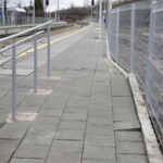 06.03.2017 Kielce. Przystanek PKP Kielce Czarnów. Wybrzuszone płytki chodnikowe. / Jarosław Kubalski / Radio Kielce