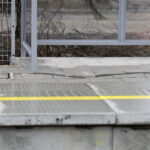 06.03.2017 Kielce. Przystanek PKP Kielce Czarnów. Wybrzuszone płytki chodnikowe. / Jarosław Kubalski / Radio Kielce