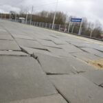 06.03.2017 Kielce. Przystanek PKP Kielce Czarnów. Wybrzuszone płytki chodnikowe. / Jarosław Kubalski / Radio Kielce