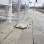 06.03.2017 Kielce. Przystanek PKP Kielce Czarnów. Wybrzuszone płytki chodnikowe. / Jarosław Kubalski / Radio Kielce