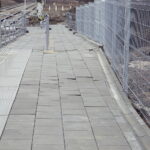 06.03.2017 Kielce. Przystanek PKP Kielce Czarnów. Wybrzuszone płytki chodnikowe. / Jarosław Kubalski / Radio Kielce