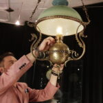 08.03.2017 Kielce. KCK. Wernisaż wystawy „Zabytkowe Lampy Naftowe” z kolekcji Lucjana Gruszki. / Jarosław Kubalski / Radio Kielce