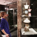 08.03.2017 Kielce. KCK. Wernisaż wystawy „Zabytkowe Lampy Naftowe” z kolekcji Lucjana Gruszki. / Jarosław Kubalski / Radio Kielce