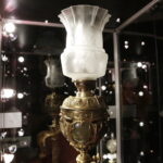 08.03.2017 Kielce. KCK. Wernisaż wystawy „Zabytkowe Lampy Naftowe” z kolekcji Lucjana Gruszki. / Jarosław Kubalski / Radio Kielce