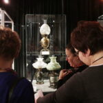 08.03.2017 Kielce. KCK. Wernisaż wystawy „Zabytkowe Lampy Naftowe” z kolekcji Lucjana Gruszki. / Jarosław Kubalski / Radio Kielce