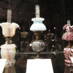 08.03.2017 Kielce. KCK. Wernisaż wystawy „Zabytkowe Lampy Naftowe” z kolekcji Lucjana Gruszki. / Jarosław Kubalski / Radio Kielce