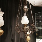 08.03.2017 Kielce. KCK. Wernisaż wystawy „Zabytkowe Lampy Naftowe” z kolekcji Lucjana Gruszki. / Jarosław Kubalski / Radio Kielce