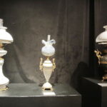 08.03.2017 Kielce. KCK. Wernisaż wystawy „Zabytkowe Lampy Naftowe” z kolekcji Lucjana Gruszki. / Jarosław Kubalski / Radio Kielce