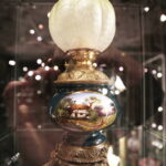 08.03.2017 Kielce. KCK. Wernisaż wystawy „Zabytkowe Lampy Naftowe” z kolekcji Lucjana Gruszki. / Jarosław Kubalski / Radio Kielce