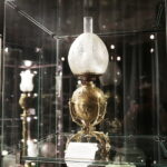 08.03.2017 Kielce. KCK. Wernisaż wystawy „Zabytkowe Lampy Naftowe” z kolekcji Lucjana Gruszki. / Jarosław Kubalski / Radio Kielce