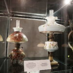 08.03.2017 Kielce. KCK. Wernisaż wystawy „Zabytkowe Lampy Naftowe” z kolekcji Lucjana Gruszki. / Jarosław Kubalski / Radio Kielce