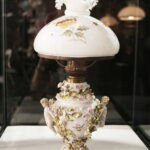 08.03.2017 Kielce. KCK. Wernisaż wystawy „Zabytkowe Lampy Naftowe” z kolekcji Lucjana Gruszki. / Jarosław Kubalski / Radio Kielce