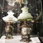 08.03.2017 Kielce. KCK. Wernisaż wystawy „Zabytkowe Lampy Naftowe” z kolekcji Lucjana Gruszki. / Jarosław Kubalski / Radio Kielce