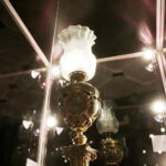 08.03.2017 Kielce. KCK. Wernisaż wystawy „Zabytkowe Lampy Naftowe” z kolekcji Lucjana Gruszki. / Jarosław Kubalski / Radio Kielce