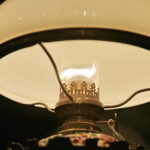 08.03.2017 Kielce. KCK. Wernisaż wystawy „Zabytkowe Lampy Naftowe” z kolekcji Lucjana Gruszki. / Jarosław Kubalski / Radio Kielce