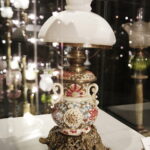 08.03.2017 Kielce. KCK. Wernisaż wystawy „Zabytkowe Lampy Naftowe” z kolekcji Lucjana Gruszki. / Jarosław Kubalski / Radio Kielce