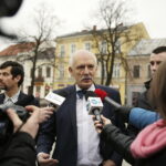 13.03.2017 Kielce. Janusz Korwin-Mikke podczas konferencji prasowej na Rynku. / Jarosław Kubalski / Radio Kielce