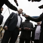 13.03.2017 Kielce. Janusz Korwin-Mikke podczas konferencji prasowej na Rynku. / Jarosław Kubalski / Radio Kielce