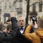 13.03.2017 Kielce. Janusz Korwin-Mikke podczas konferencji prasowej na Rynku. / Jarosław Kubalski / Radio Kielce
