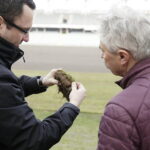 14.03.2017 Kielce. Wymiana murawy na Kolporter Arenie. / Jarosław Kubalski / Radio Kielce