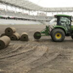 14.03.2017 Kielce. Wymiana murawy na Kolporter Arenie. / Jarosław Kubalski / Radio Kielce