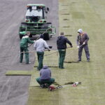 14.03.2017 Kielce. Wymiana murawy na Kolporter Arenie. / Jarosław Kubalski / Radio Kielce