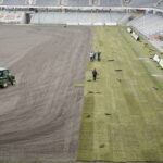 14.03.2017 Kielce. Wymiana murawy na Kolporter Arenie. / Jarosław Kubalski / Radio Kielce