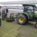 14.03.2017 Kielce. Wymiana murawy na Kolporter Arenie. / Jarosław Kubalski / Radio Kielce