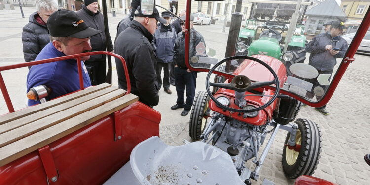 16.03.2017 Kielce. Traktory Ursus, model z 1964 roku. / Jarosław Kubalski / Radio Kielce